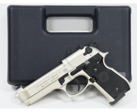 UMAREX Beretta Mod 92 FS, cal. 4.5mm/.177 cal C02 Air pistol, nickel finish, black grip scales, with hard case and manual. Se