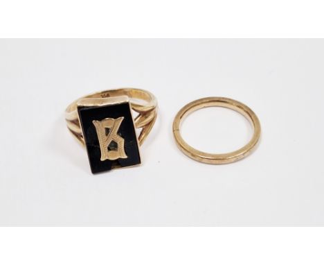 9ct yellow gold and black onyx signet ring, comprising a rectangular onyx (a/f) set with a gold initial B, size S 1/2 togethe