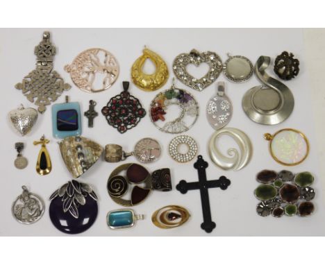Two vintage sewing baskets&nbsp;full of costume jewellery, mainly pendants including stone, abalone shell, etc&nbsp;