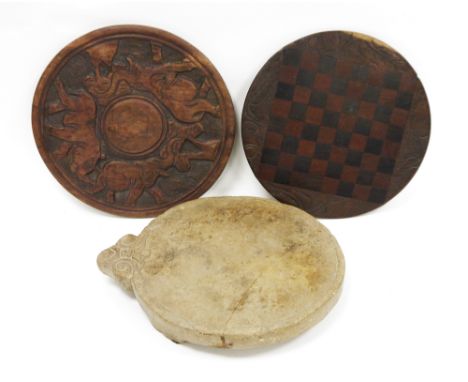 Indian sandstone rolling board in the form of a turtle, 38cm long together with an African hardwood circular chess board, 33c