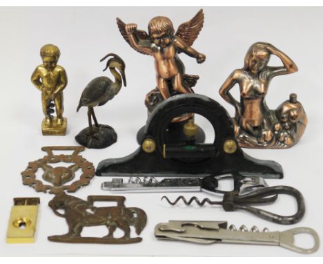 Mixed lot of collectables&nbsp;including corkscrews, a two-tool bow corkscrew, cigar cutter, horse brasses, novelty lighters,