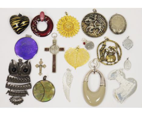Two vintage sewing baskets filled with various costume jewellery including pendants, cufflinks, stone and enamel&nbsp;