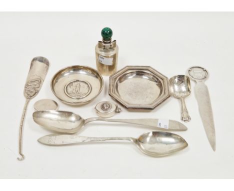 Sterling silver perfume bottle&nbsp;made by Penhaligons of London, with a malachite lid, 9cm high, 3.55ozt approx., a 800 gra