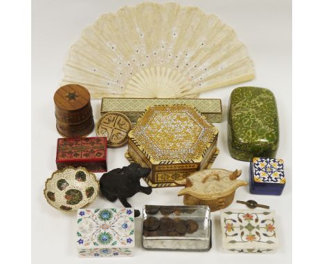 Two Indian Agra white marble boxes, both with pietra dura inlay of malachite, lapis lazuli and carnelian, largest box 10.5cm 