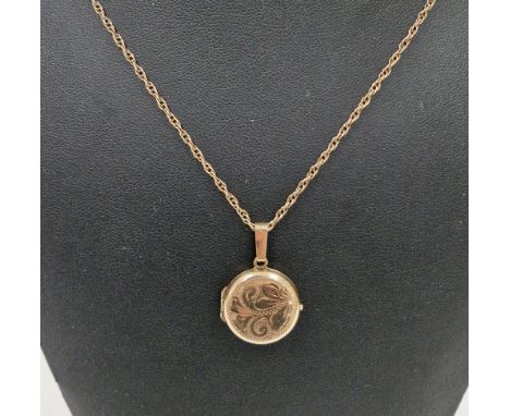 9ct yellow gold circular pendant locket with engraved scroll decoration to front, 3.1cm long held on a 9ct yellow gold fine c