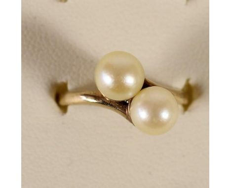 A 9ctgold cultured pearl crossover ring, diameter 7mm, 2.8gm, M. 