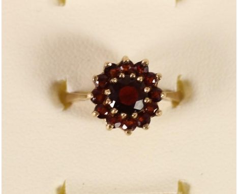 A 9ct gold garnet cluster ring, 3gm, N. 
