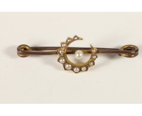 A Victorian gold and half pearl crescent bar brooch, 1.3gm, 33mm