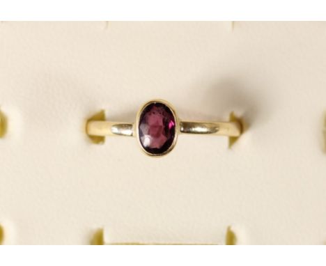 A 9ct rose gold garnet ring, 2.1gm, R