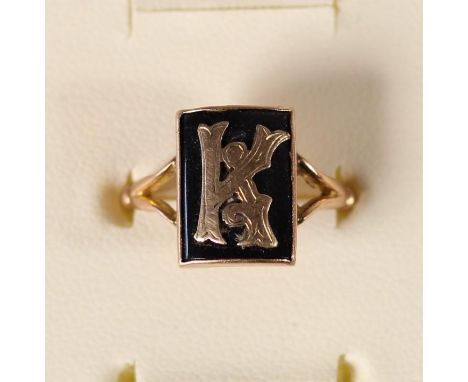 A 9ct rose gold and onyx panel ring with K initial, 2.6gm, N 