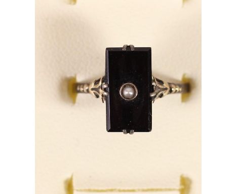 A 9K, onyx and pearl Art Deco panel sign, 1.8gm, P. 