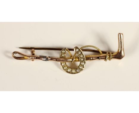 An Edwardian 9ct rose gold and half pearl riding crop and horseshoe bar brooch, Chester 1905, 1.9gm 