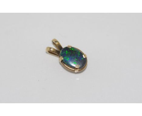 Gold pendant set with opal marked 14K, weight: approx 1.14 grams