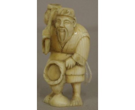 Antique Japanese man ivory netsuke C1920. Signed to base. May not be exported without CITES documentation. H5cms approx.