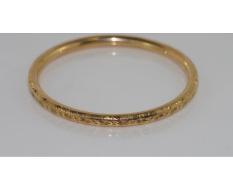 9ct yellow gold bangle with engraving weight: approx 8.1 grams, size: approx 6cm diameter