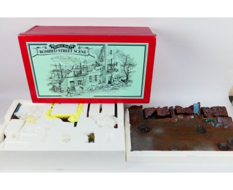 Britains - A boxed Britains Special Collectors Edition #00159 World War 1 'Bombed Street Scene' . The set appears to be in Mi