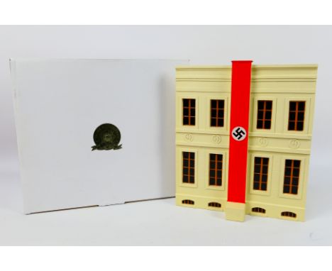King & Country - A boxed King & Country 'Leibstandarte' series LAH43 LAH Annex. The display facade diorama accessory appears 