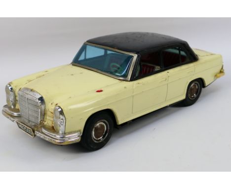 Daiya (Japan) - An unboxed Japanese made tinplate friction powered Mercedes Benz 250S Saloon by Daiya. The model is missing i