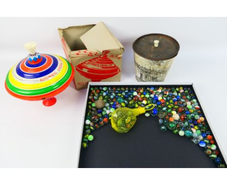 Straco - Other - A tin of vintage marbles and a boxed vintage Straco Automatic Choral Spinning Top. The spinning appears Good