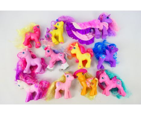 My Little Pony - Hasbro - A collection of 11 unboxed mainly G3 My Little Pony figures. Lot includes Island Delight (2004); Bu