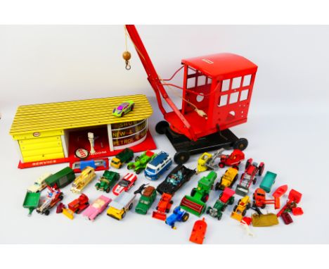 Matchbox - Corgi - Tri-ang - Others - A mixed group of unboxed diecast and tinplate vehicles an unmarked vintage toy garage (