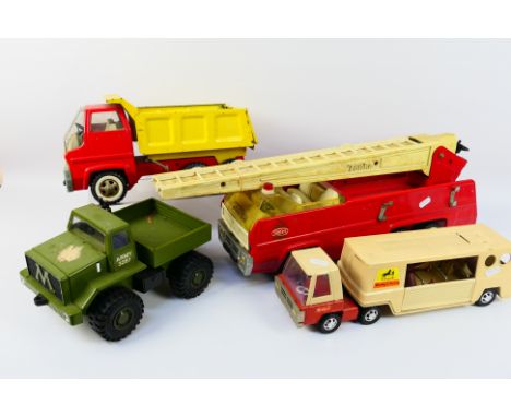 Tonka - Buddy L - Meccano - 4 x vintage pressed metal trucks, a large fire engine ladder measuring approximately 64 cm, a dum