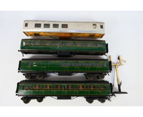 Exley - Chad Valley - 4 x O gauge coaches, three in Southern Railway livery, one is unfinished. Two of them have an Exley lab