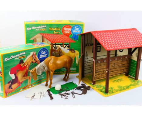 Pedigree - The Champions - A built and boxed Pedigree 'The Champions' #22319 Stable for Sundancer with a boxed # 22320 'Sunda