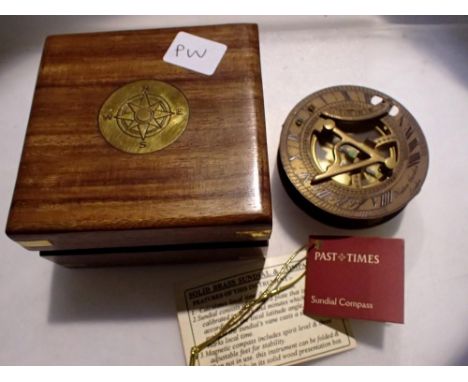Brass sundial compass named Hatton Garden London, boxed. UK P&amp;P Group 1 (£16+VAT for the first lot and £2+VAT for subsequ