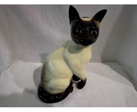 Large Beswick Siamese cat, model 1882, H: 23 cm. UK P&amp;P Group 2 (£20+VAT for the first lot and £4+VAT for subsequent lots