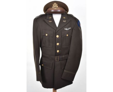 WW2 American USAAF Pilots Tunic and Peaked Cap, four pocket officers tunic with gilt metal buttons to the front and pockets. 