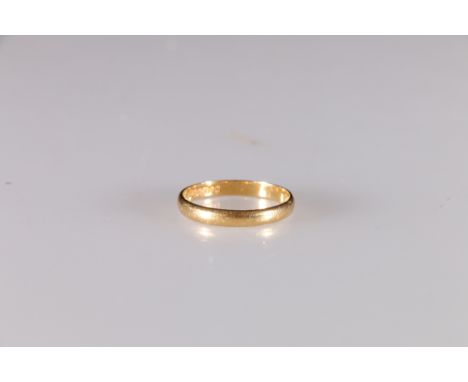 18ct yellow gold plain wedding band ring by maker L&amp;W ring size Q, 2.18g&nbsp; 