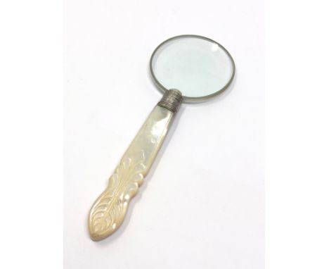 Antique silver mounted &amp; mother of pearl handle magnifying glass measures approx 14cm long 