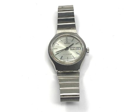 Vintage Timex day date quartz gents wristwatch the watch is npt ticking possible needs new battery 