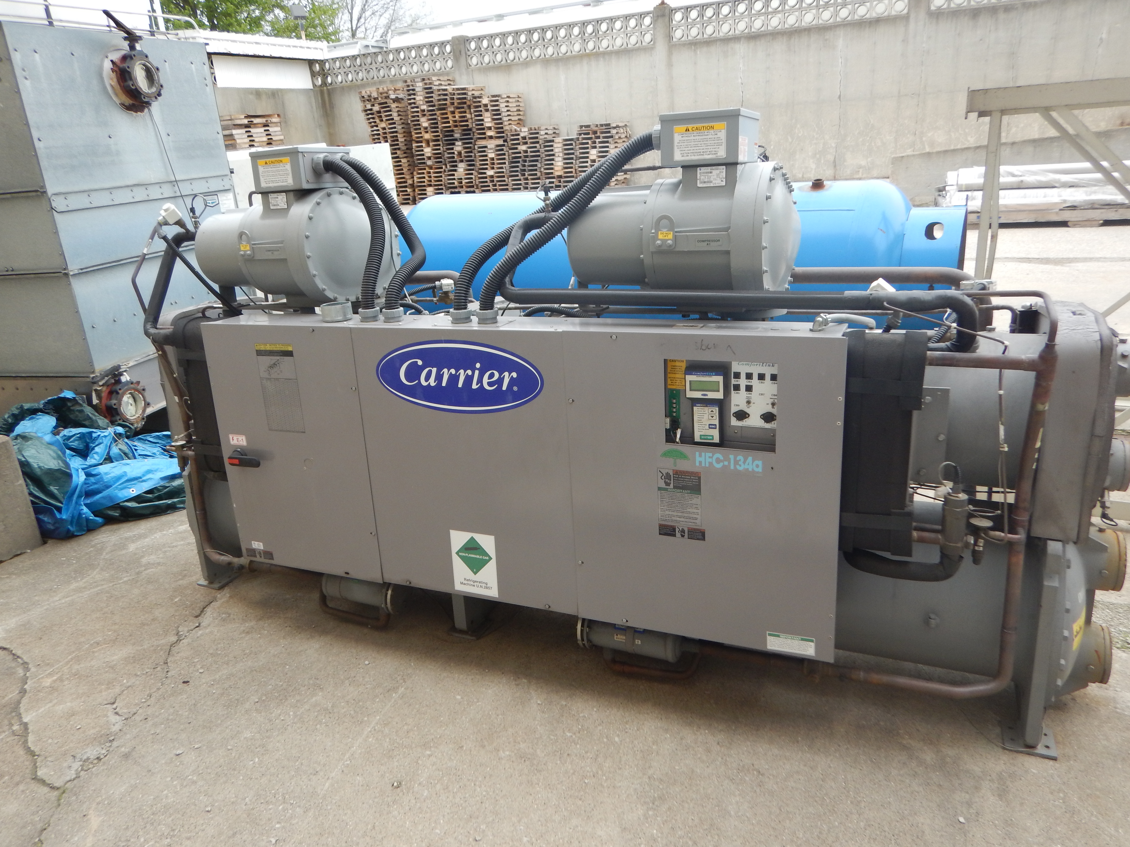 Carrier Chiller Model 30HXC161RZ-671KA Year................2011