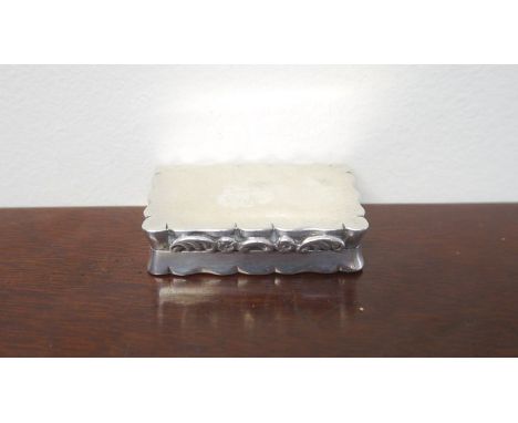 A George Randle silver snuff box of shaped rectangular form, Birmingham 1925, 5cm long, 34g