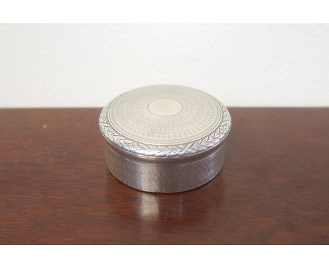 A French silver circular pill pot with engine turned lid, 4cm diameter, 30g 