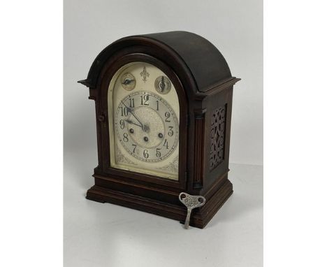 An American oak cased Bracket Clock, by Seth Thomas, U.S.A., the syphered dial with etched design and Arabic numerals, the gl