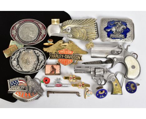 A SELECTION OF ITEMS, to include eight belt buckles in forms such as Harley Davidson motor cycles, two pistols, an oval buckl