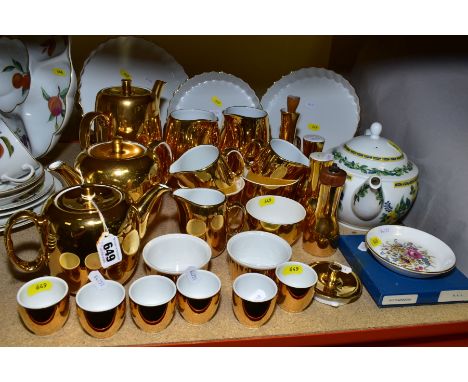 A ROYAL WORCESTER RIO PATTERN TEAPOT AND A ROYAL WORCESTER GOLD LUSTRE OVEN TO TABLE WARE SET, including jugs, flan dishes, t