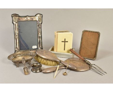 A PARCEL OF SILVER, to include an Edwardian oval bon bon dish, pierced sides, on four scrolled legs, Birmingham 1909, a repro
