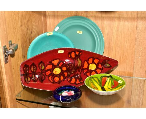 FIVE DECORATIVE CERAMIC PLATES AND BOWLS INCLUDING MOORCROFT AND ROYAL LANCASTERIAN PILKINGTON'S, comprising a small Moorcrof