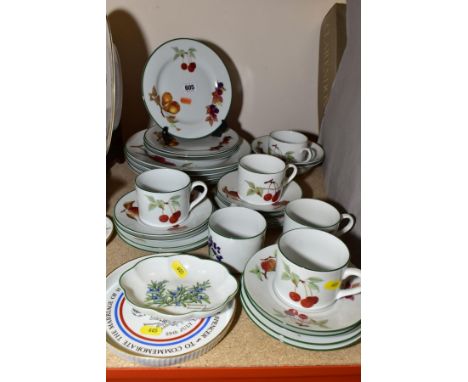 A ROYAL WORCESTER 'EVESHAM VALE' DINNER WARES, twenty nine pieces, and two other Royal Worcester dishes (31)&nbsp; Condition 