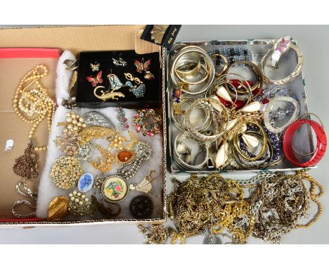 A SELECTION OF COSTUME JEWELLERY, to include a box of brooches in various forms such as flowers, butterflies, ducks, leaves e