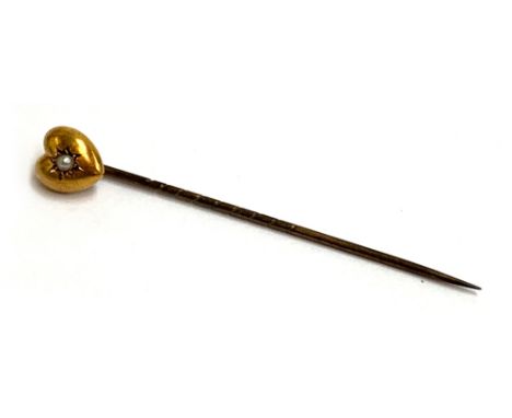 A small 15ct gold puffy heart stick pin set with a seed pearl, the pin steel, the heart 0.8cmW, approx. 0.5g