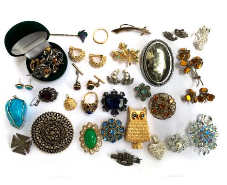 A quantity of costume jewellery to include a Mode-Art 'poison' ring; Sarah Coventry brooches; Sterling silver Maltese cross b