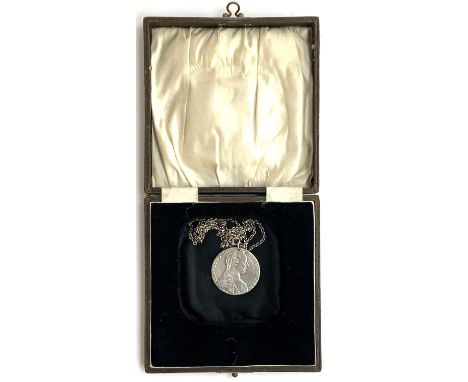 A Mother Theresa silver Thaler coin on a silver chain, approx. 72cm long 