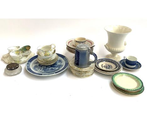 A mixed lot to include Wedgwood vase, Reinh Merkelbach salt glazed tankard with incised decoration, Spode saucer etc 