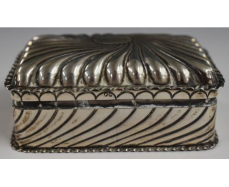 Victorian hallmarked silver table top snuff box with embossed wrythen decoration and lined interior, Birmingham 1888, maker&n