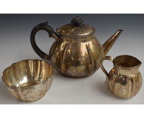 Edward VII hallmarked silver three piece teaset of plain lobed form, London 1906, maker&nbsp;Edward Barnard &amp; Sons Ltd, l